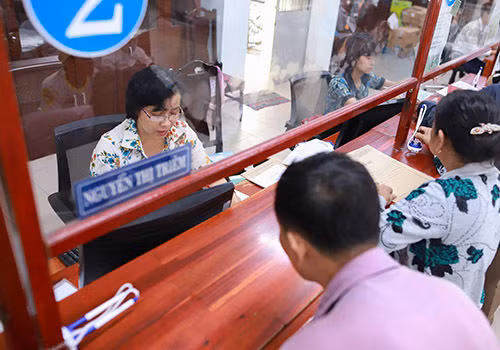 Bộ Nội vụ đề xuất kiểm định đầu vào với công chức ảnh 1 Công chức Đà Nẵng trong giờ làm việc. Ảnh: Nguyễn Đông.