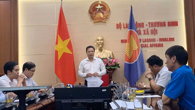 Phiên họp có 13 thành viên đại diện cho ba bên, gồm Bộ Lao động, VCCI và Tổng liên đoàn lao động. Ảnh: Hằng Thu.