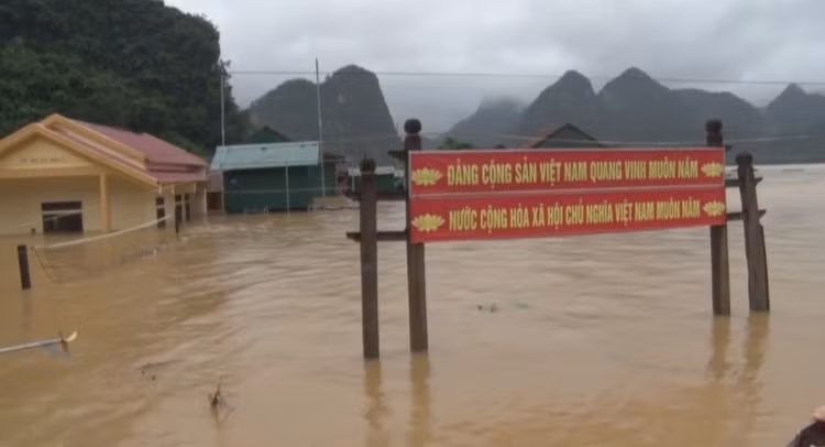 Lũ dâng tận nóc nhà, nhiều làng mạc chìm sâu trong nước - 8