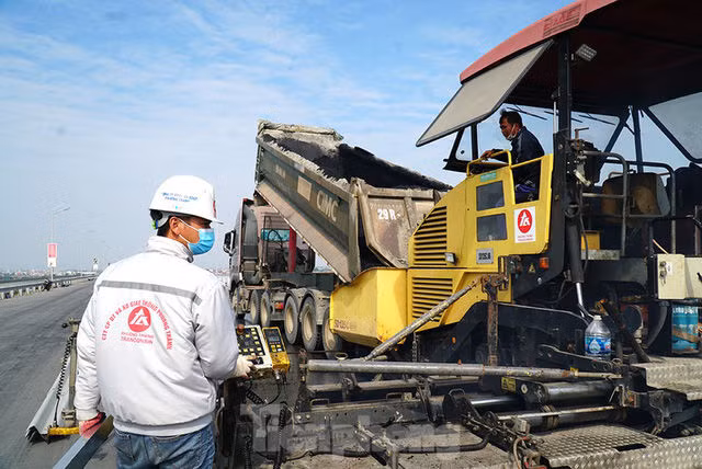 Cận cảnh đại công trường sửa chữa mặt cầu Thăng Long trước ngày thông xe - Ảnh 5.