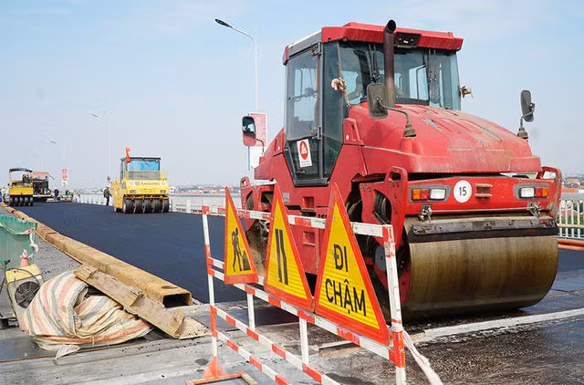 Cận cảnh đại công trường sửa chữa mặt cầu Thăng Long trước ngày thông xe - Ảnh 11.