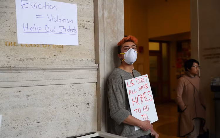 'Giac mo My' cua du hoc sinh sup do: Het tien, khong cho o, di xin an hinh anh 2 coronavirus_campus_getty_img.jpg