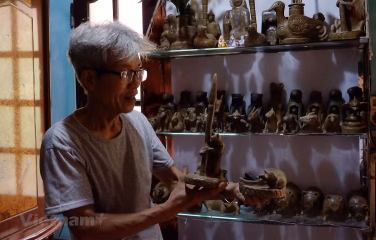 Nghệ nhân Phùng Đình Giáp với gần 60 năm làm nghề phỗng đất vẫn luôn đau đáu với nghề truyền thống của cha ông. (Ảnh: Diệp Anh/Vietnam+) 