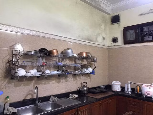 Cận cảnh phòng trọ “quan tài” chưa đầy 3m2 đầu tiên ở Hà Nội - Ảnh 6.