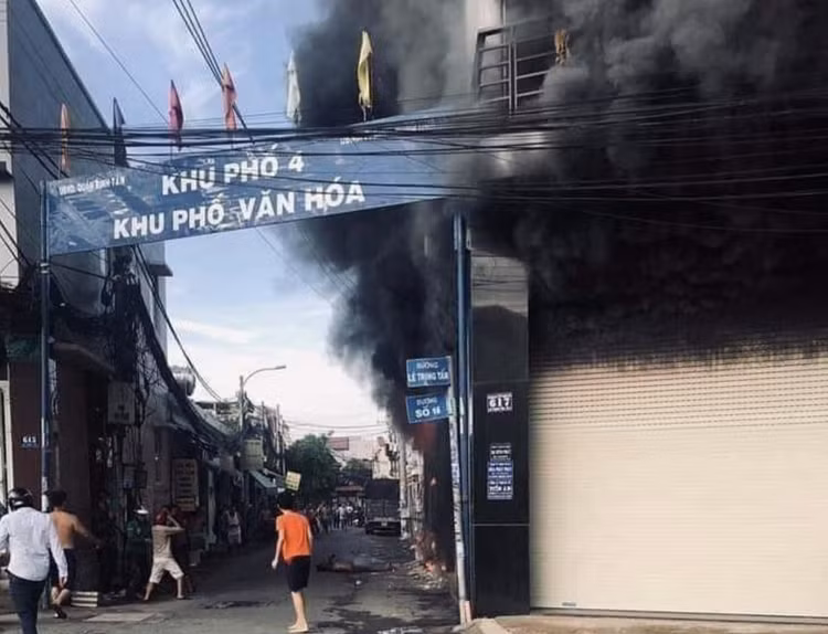 TP.HCM: Ngôi nhà bốc cháy dữ dội lúc sáng sớm khiến 7 người mắc kẹt, trong đó có 1 bé gái - Ảnh 3.
