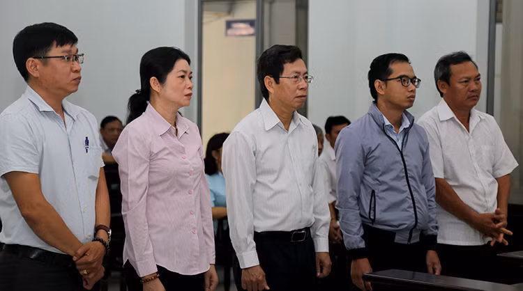 Ông Lê Huy Toàn (ở giữa) cùng bốn bị cáo trong phiên tòa. Ảnh: Xuân Ngọc.