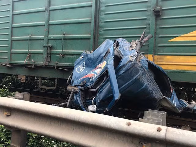 Hà Nội: Ô tô chở cá cố vượt đường sắt, bị tàu hỏa vò nát - 2