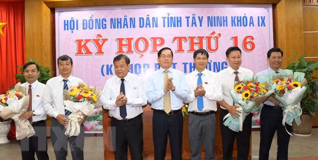Bí thư Tỉnh ủy Tây Ninh Phạm Viết Thanh và Chủ tịch UBND tỉnh Phạm Văn Tân tặng hoa chúc mừng các đồng chí được bầu vào các chức danh Phó Chủ tịch HĐND, UBND và ủy viên UBND tỉnh nhiệm kỳ 2016-2021. Ảnh: TTXVN