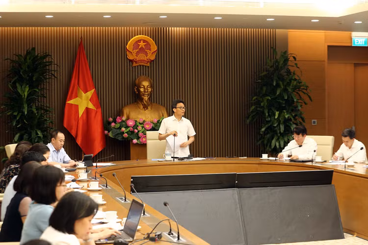 Phó Thủ tướng Vũ Đức Đam chủ trì cuộc họp sáng 23/6 về chính sách, thanh toán từ bảo hiểm y tế (BHYT) đối với thuốc phát minh (biệt dược gốc). Ảnh: VGP/Đình Nam