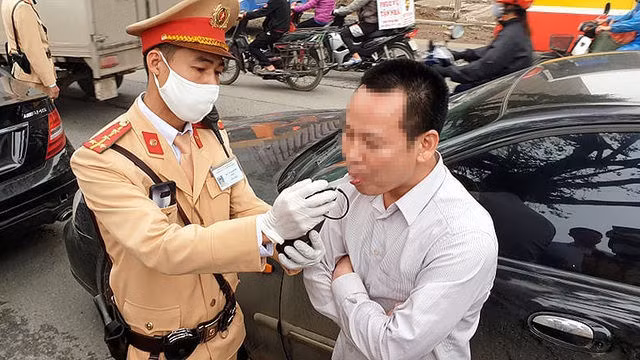 Hơn 300 tài xế “ma men” bị xử phạt trong ngày đầu tổng kiểm soát - 1