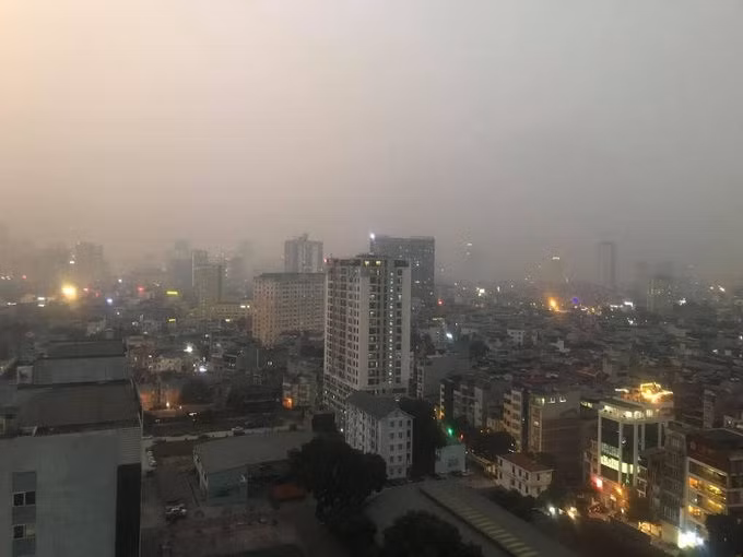 Không khí Hà Nội tiếp tục ô nhiễm ảnh 2 Bầu trời khu vực Cầu Giấy về đêm phủ lớp bụi. Ảnh: Nguyễn Mạnh