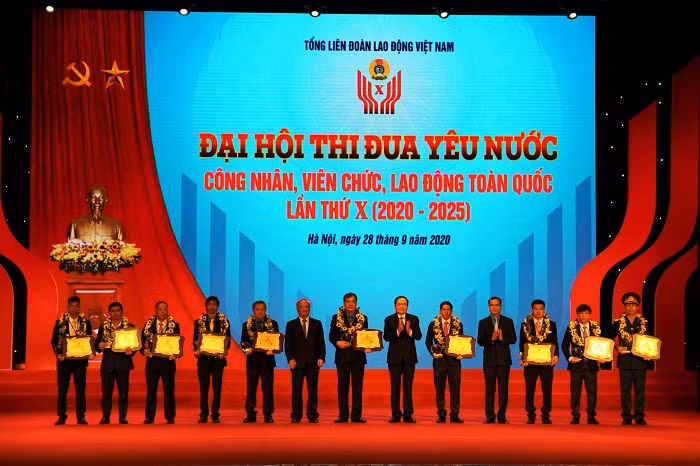Đồng chí Trần Thanh Mẫn chụp ảnh cùng các điển hình tiên tiến được tuyên dương tại đại hội.