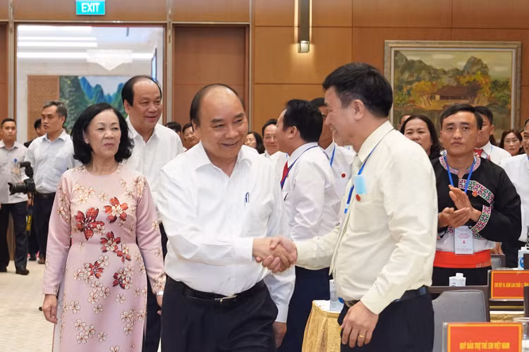 Thủ tướng Nguyễn Xuân Phúc cùng các đại biểu tham dự buổi gặp mặt. - Ảnh: VGP/Quang Hiếu