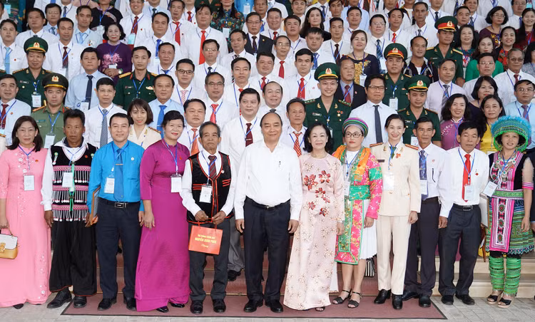 Thủ tướng Nguyễn Xuân Phúc cùng các đại biểu tham dự buổi gặp mặt. - Ảnh: VGP/Quang Hiếu