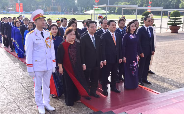 Các đồng chí lãnh đạo thành phố Hà Nội đặt vòng hoa, vào Lăng viếng Chủ tịch Hồ Chí Minh.