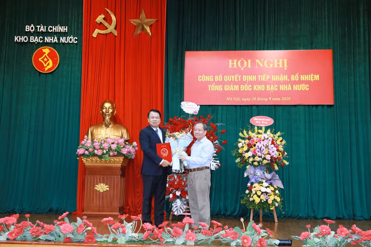 Thứ trưởng Bộ Tài chính Đỗ Hoàng Anh Tuấn (bên phải) chúc mừng tân Tổng Giám đốc KBNN Nguyễn Đức Chi. Ảnh:VGP
