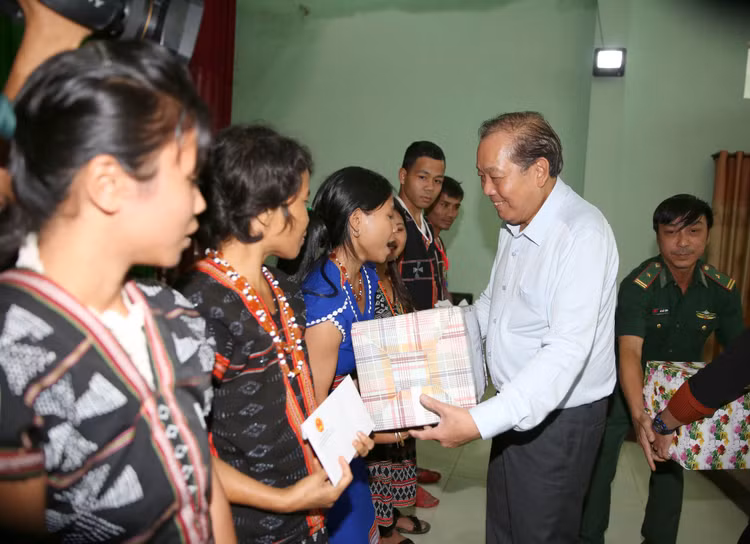 Phó Thủ tướng Trương Hoà Bình trao các phần quà động viên các gia đình bị thiệt hại do mưa lũ. Ảnh: VGP?Lê Sơn