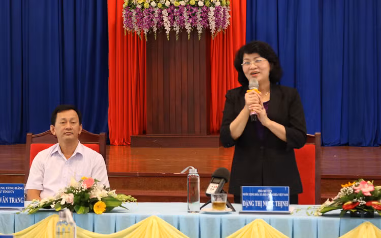 Phó Chủ tịch nước Đặng Thị Ngọc Thịnh biểu dương những kết quả mà huyện Đắk Tô đạt được trong phát triển kinh tế-xã hội. Ảnh: VGP/Dương Nương Phó Chủ tịch nước Đặng Thị Ngọc Thịnh biểu dương những kết quả mà huyện Đắk Tô đạt được trong phát triển kinh tế-xã hội. Ảnh: VGP/Dương Nương