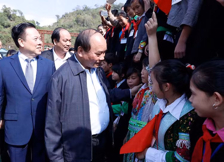 Thủ tướng Nguyễn Xuân Phúc thăm hỏi, tìm hiểu đời sống người dân tại xã Lý Bôn, huyện Bảo Lâm (tỉnh Cao Bằng), huyện có đông đồng bào dân tộc nhất, nghèo nhất, xa xôi nhất cả nước, ngày 8/1/2017. - Ảnh: VGP