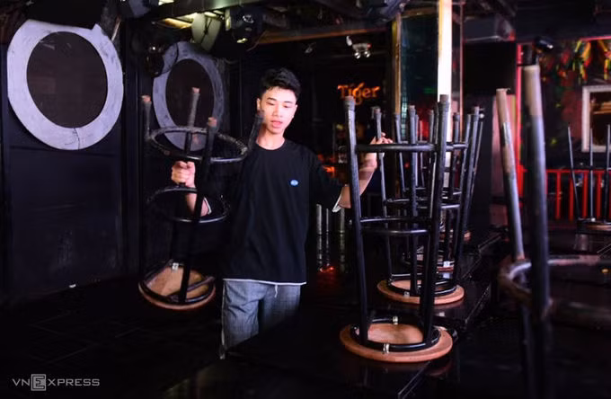Đề xuất hỗ trợ nhân viên quán bar, karaoke, gym ảnh 1 Nhân viên quán bar ở Bùi Viện, quận 1 dọn dẹp, đóng cửa sau yêu cầu dừng hoạt động từ ngày 31/7. Ảnh:Quỳnh Trần.