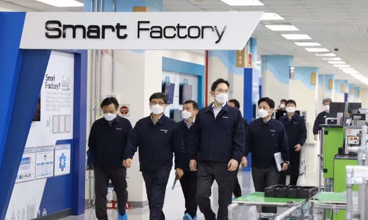 Phó Chủ tịch Tập đoàn điện tử Samsung khảo sát nhà máy Gumi vào ngày 3/3. Ảnh: Yonhap.&nbsp;
