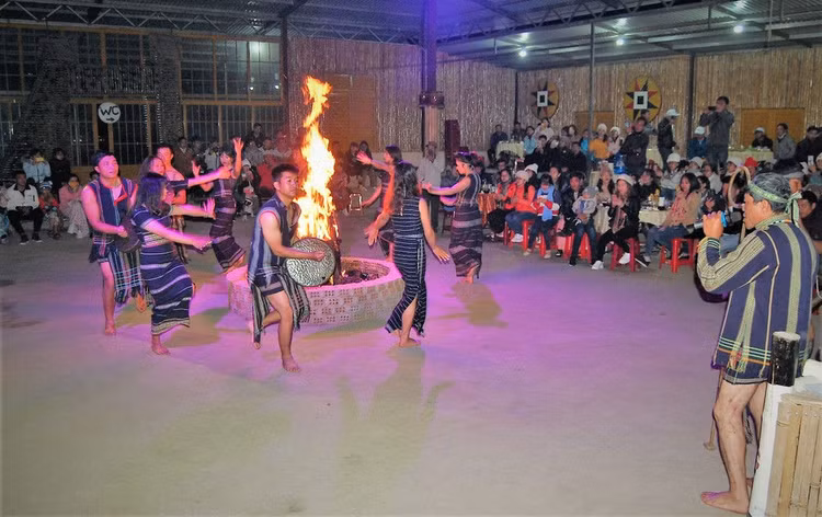 Du lịch cựa mình sau kỳ 'ngủ đông' - ảnh 1