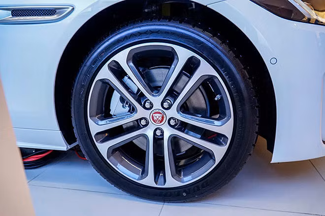 Cận cảnh mẫu xe thể thao Jaguar XE mới nhất tại Việt Nam, giá bán hơn 2,7 tỷ đồng - 10