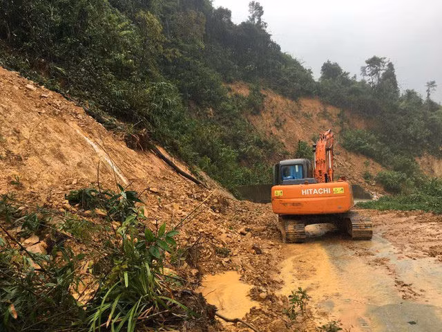 40 công nhân, chuyên gia thủy điện Rào Trăng 3 di chuyển bằng đường rừng đến Rào Trăng 4 - Ảnh 3.