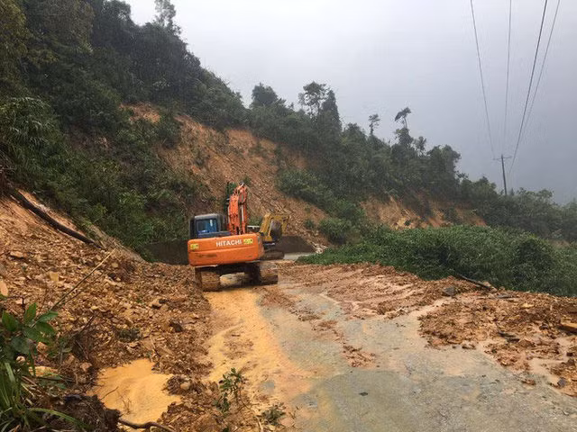 40 công nhân, chuyên gia thủy điện Rào Trăng 3 di chuyển bằng đường rừng đến Rào Trăng 4 - Ảnh 2.
