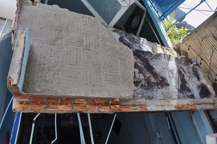 Nhà sập tan hoang sau vụ nổ ở Sài Gòn ảnh 3