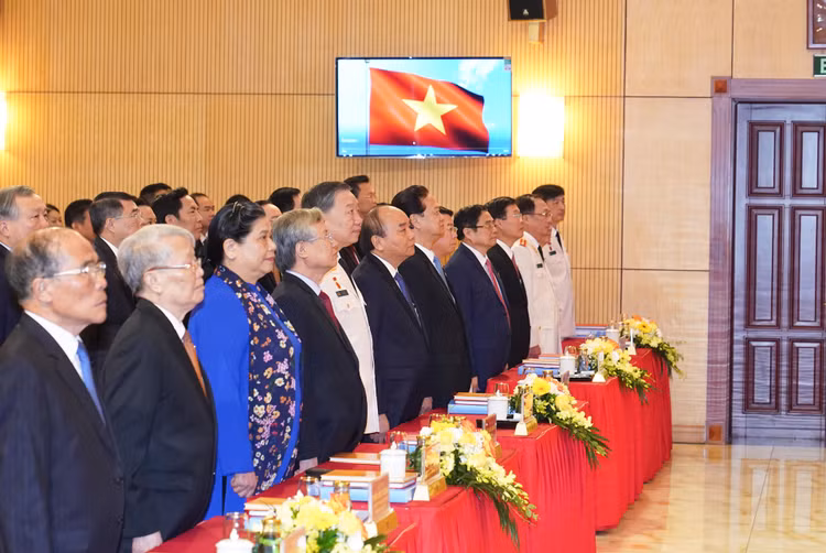Các đại biểu thực hiện nghi thức chào cờ tại phiên khai mạc Đại hội đại biểu Đảng bộ Công an Trung ương. Ảnh: VGP/Quang Hiếu
