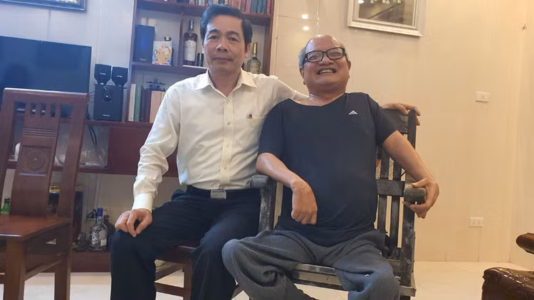 Thầy hiệu trưởng 30 năm ‘cõng’ bạn và duyên gặp gỡ với Ngô Minh Hiếu