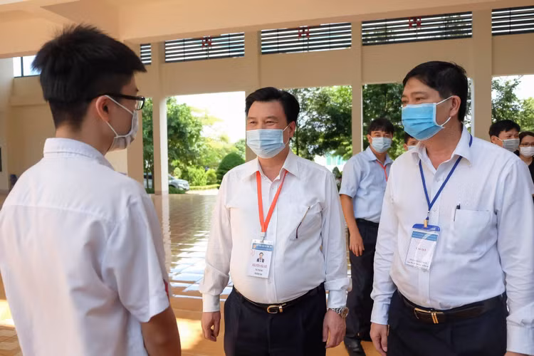 Thứ trưởng Nguyễn Hữu Độ và đoàn công tác của Bộ GD&ĐT kiểm tra thực tế công tác tổ chức thi tại 2 Điểm thi Trường THPT chuyên Nguyễn Du và THPT Buôn Ma Thuột (TP. Buôn Ma Thuột).