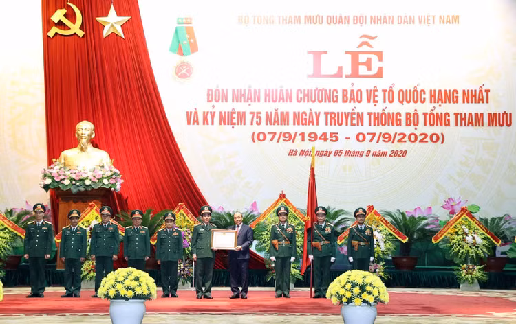 Thủ tướng Nguyễn Xuân Phúc trao Huân chương Bảo vệ Tổ quốc hạng Nhất của Chủ tịch nước tặng Bộ Tổng tham mưu Quân đội nhân dân Việt Nam. Ảnh VGP/Quang Hiếu