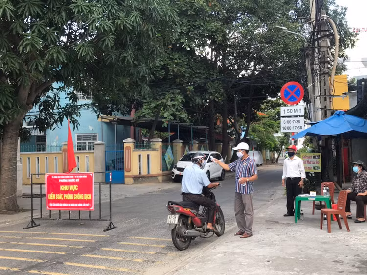 Tổ Công tác COVID đi lấy thông tin, kiểm tra thân nhiệt người dân trong tổ. Ảnh: VGP/Lưu Hương
