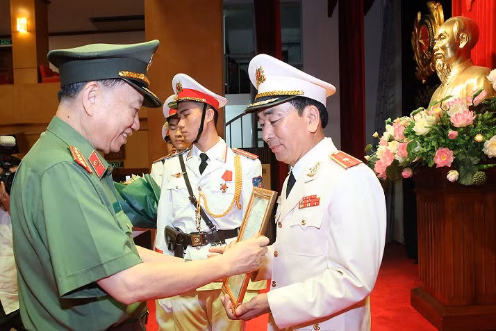 Bộ trưởng Tô Lâm trao Quyết định bổ nhiệm chức vụ Thứ trưởng Bộ Công an đối với đồng chí Trần Quốc Tỏ.