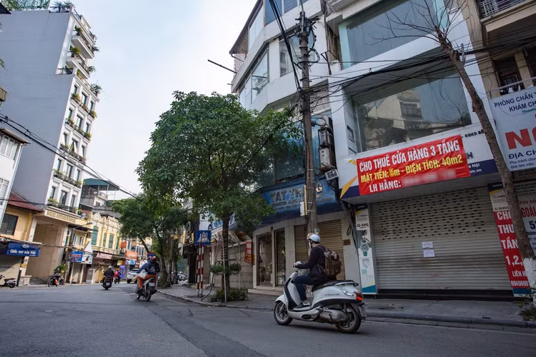 Loạt cửa hàng ở Hà Nội trả mặt bằng, chủ nhà méo mặt tìm khách thuê - 8
