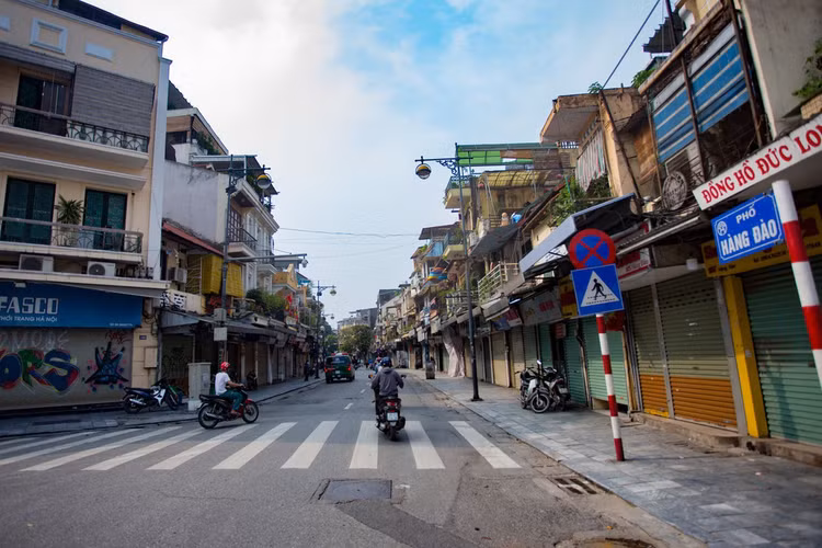 Loạt cửa hàng ở Hà Nội trả mặt bằng, chủ nhà méo mặt tìm khách thuê - 1