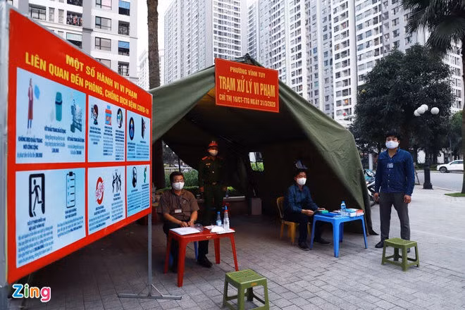 Cong an lap chot o Times City xu ly nguoi khong deo khau trang hinh anh 1 VT_zing.jpg