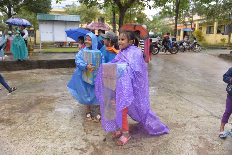 Học sinh trường Tà Rụt vui mừng nhận Sữa Cô gái Hà Lan - nguồn động viên, tiếp thêm sức mạnh cho các em vượt khó khăn, thử thách để vững vàng trên hành trình học tập của mình.