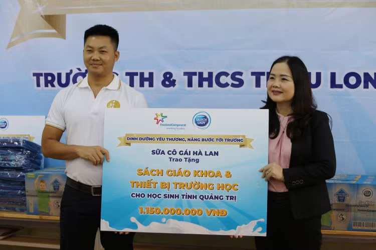 Đại diện nhãn hàng Cô gái Hà Lan trao bảng hỗ trợ cho Sở Giáo dục và Đào tạo tỉnh Quảng Trị