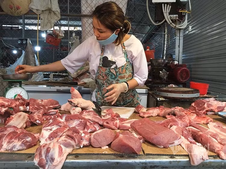 Thịt lợn cao chót vót, dân bớt khẩu phần, chợ ế chưa từng có
