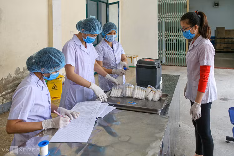 Bên trong phòng xét nghiệm Covid-19 ảnh 12