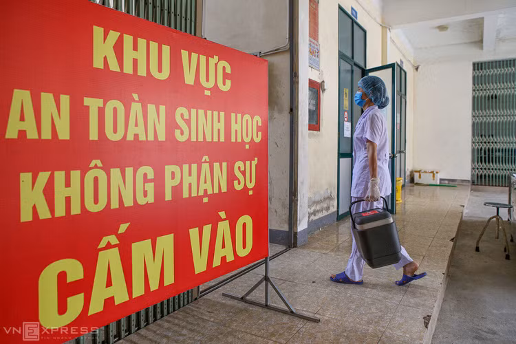 Bên trong phòng xét nghiệm Covid-19 ảnh 1