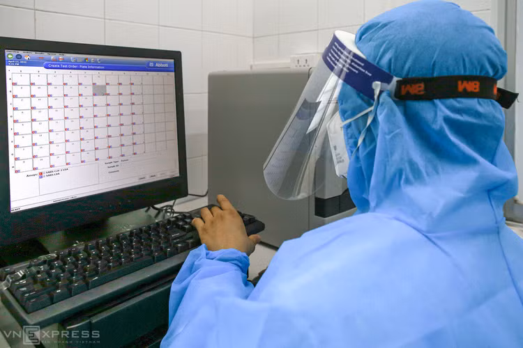 Bên trong phòng xét nghiệm Covid-19 ảnh 10