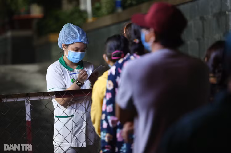 Phong tỏa Bệnh viện Hoàn Mỹ Sài Gòn, dân xếp hàng dài xin vào giữa đêm - 9