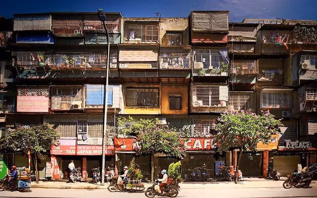 Hà Nội có 1.579 chung cư cũ, hiện nay, đã có tổng số 401 chung cư cũ được kiểm định. Theo thống kê sau kiểm định, có 80 chung cư cũ nguy hiểm mức độ D. Chủ tịch Hà Nội làm Trưởng Ban Chỉ đạo cải tạo chung cư cũ ảnh 2