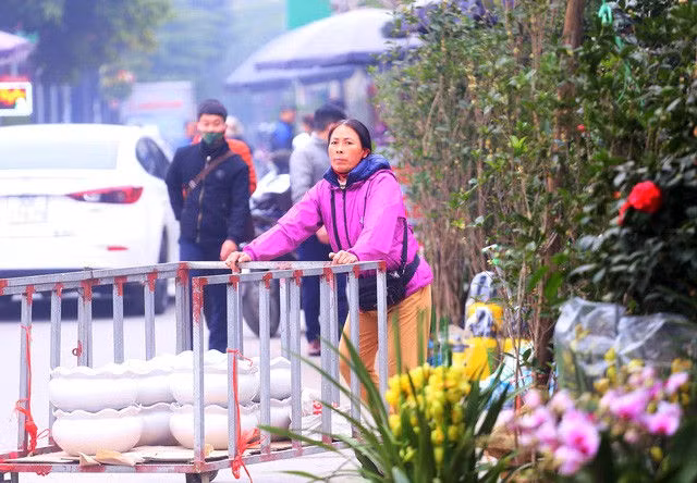 Hà Nội: Người dân nườm nượp mua sắm Tết sớm tại chợ hoa Vạn Phúc - Ảnh 16.