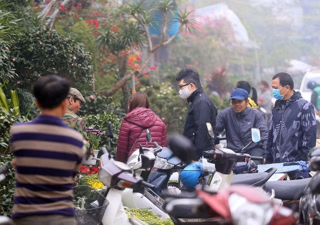 Hà Nội: Người dân nườm nượp mua sắm Tết sớm tại chợ hoa Vạn Phúc - Ảnh 8.