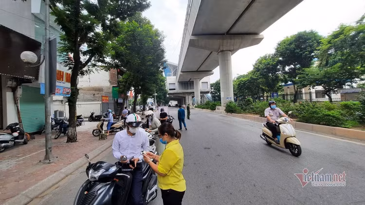 Ùn ùn phương tiện tại chốt kiểm soát ngày đầu Hà Nội siết chặt lí do ra đường